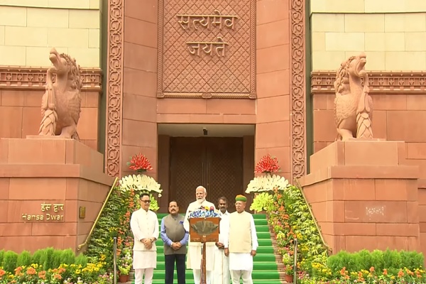 প্রধানমন্ত্রী নরেন্দ্র মোদী জানিয়েছেন, বিকশিত ভারত গড়ে তোলার লক্ষ্যে এবং দেশের সেবায় ও প্রত্যেককে একসঙ্গে নিয়ে মানুষের আশা আকাঙ্খা পূরণ করার উদ্দেশে অষ্টাদশ লোকসভার অধিবেশন আজ শুরু হয়েছে।