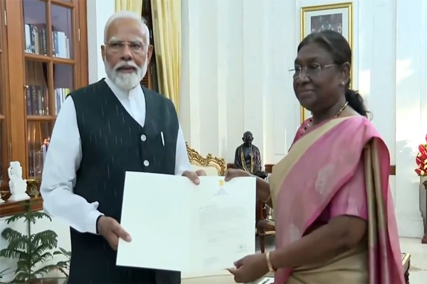 प्रधानमंत्री नरेंद्र मोदी ने आज राष्ट्रपति द्रौपदी मुर्मू से मुलाकात की और सरकार बनाने का दावा पेश किया
