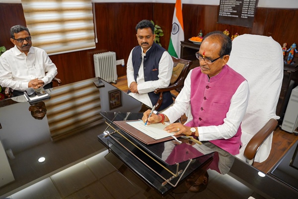 कृषि मंत्री शिवराज सिंह चौहान ने मंत्रालय के वरिष्ठ अधिकारियों के साथ सौ दिन की कृषि कार्ययोजना पर विस्तार से चर्चा की