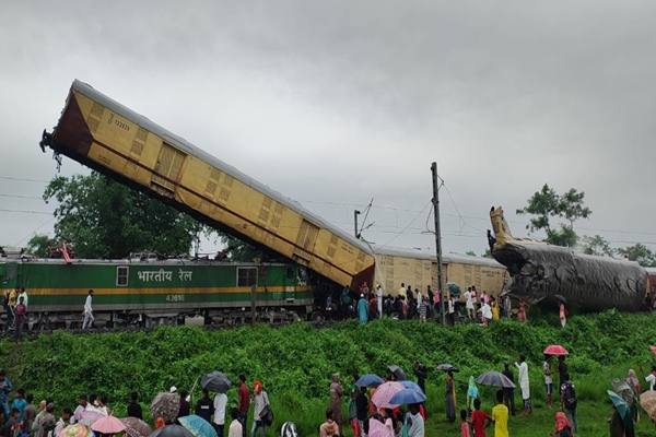पश्चिम बंगाल के रंगापानी रेलवे स्टेशन पर कंचनजंगा एक्सप्रेस से टकराई मालगाड़ी