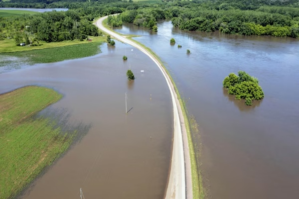 US: One dead and hundreds of homes destroyed in upper Midwest floods
