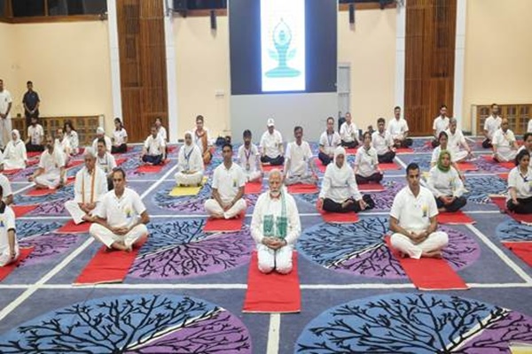 یوگ کے بین الاقوامی دن کے موقع پر کھادی یوگ کپڑوں اور میٹس کی زبردست فروخت دیکھی گئی