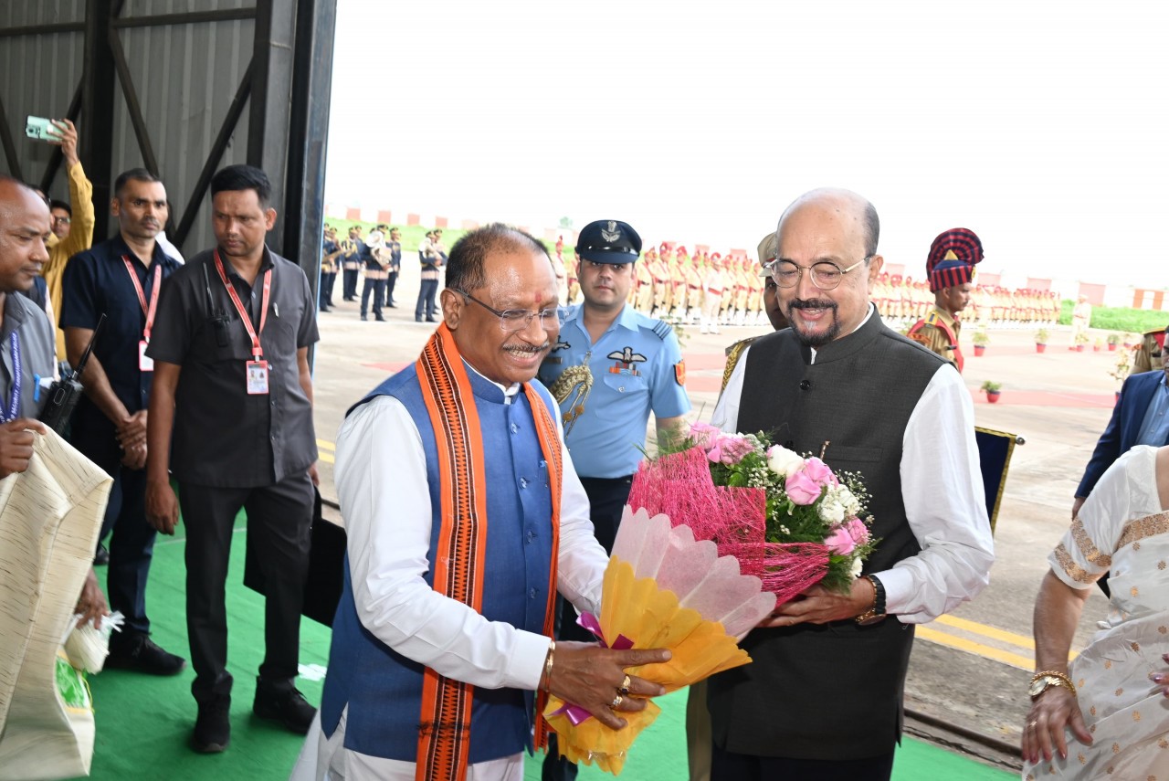 उच्च न्यायालय के मुख्य न्यायाधीश न्यायमूर्ति रमेश सिन्हा कल सुबह राजभवन में नये राज्यपाल रमेन डेका को दसवें राज्यपाल के रूप में शपथ दिलाएंगे