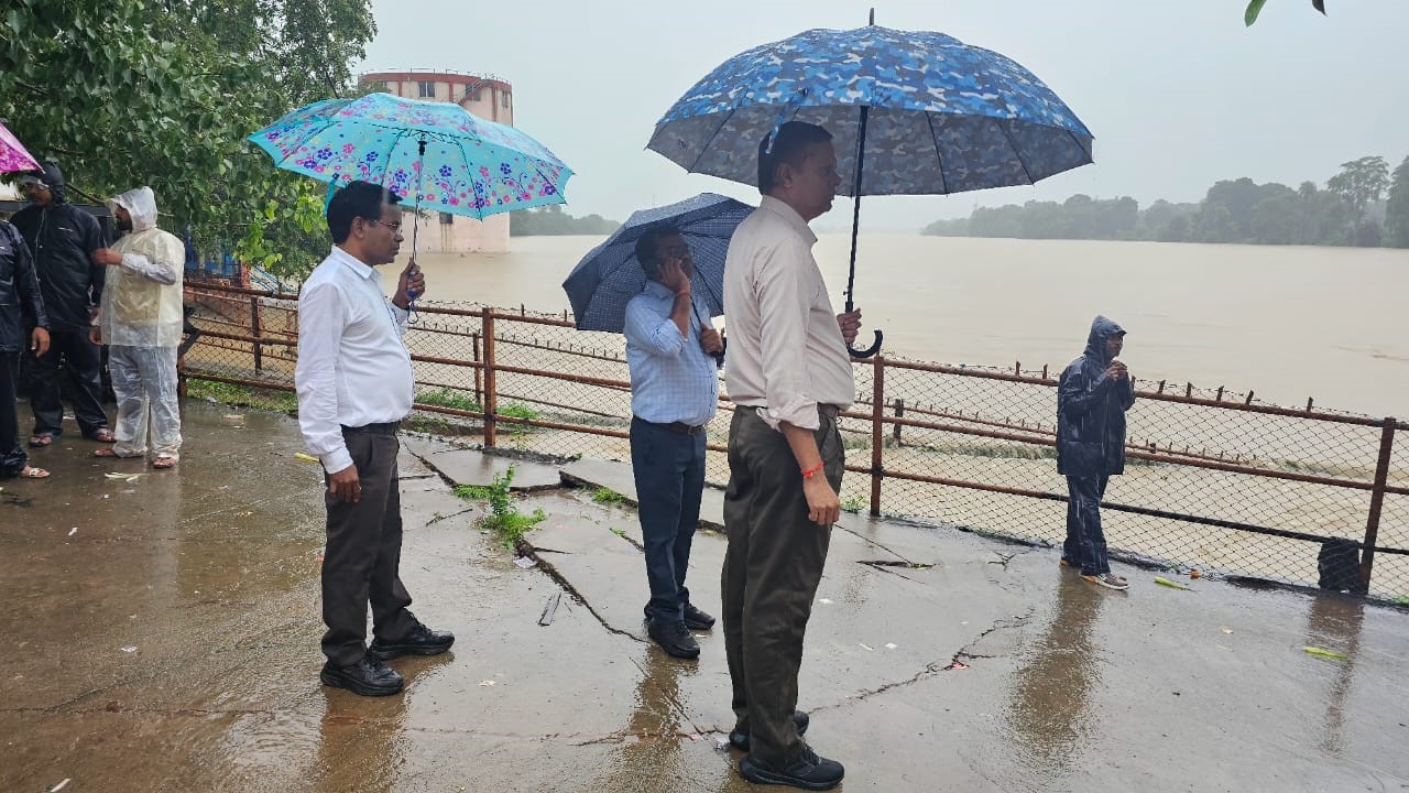 छत्तीसगढ़ के दुर्ग जिले में पिछले चार दिनों से लगातार हो रही बारिश के कारण नदियों और नालों का जलस्तर निरंतर बढ़ रहा है