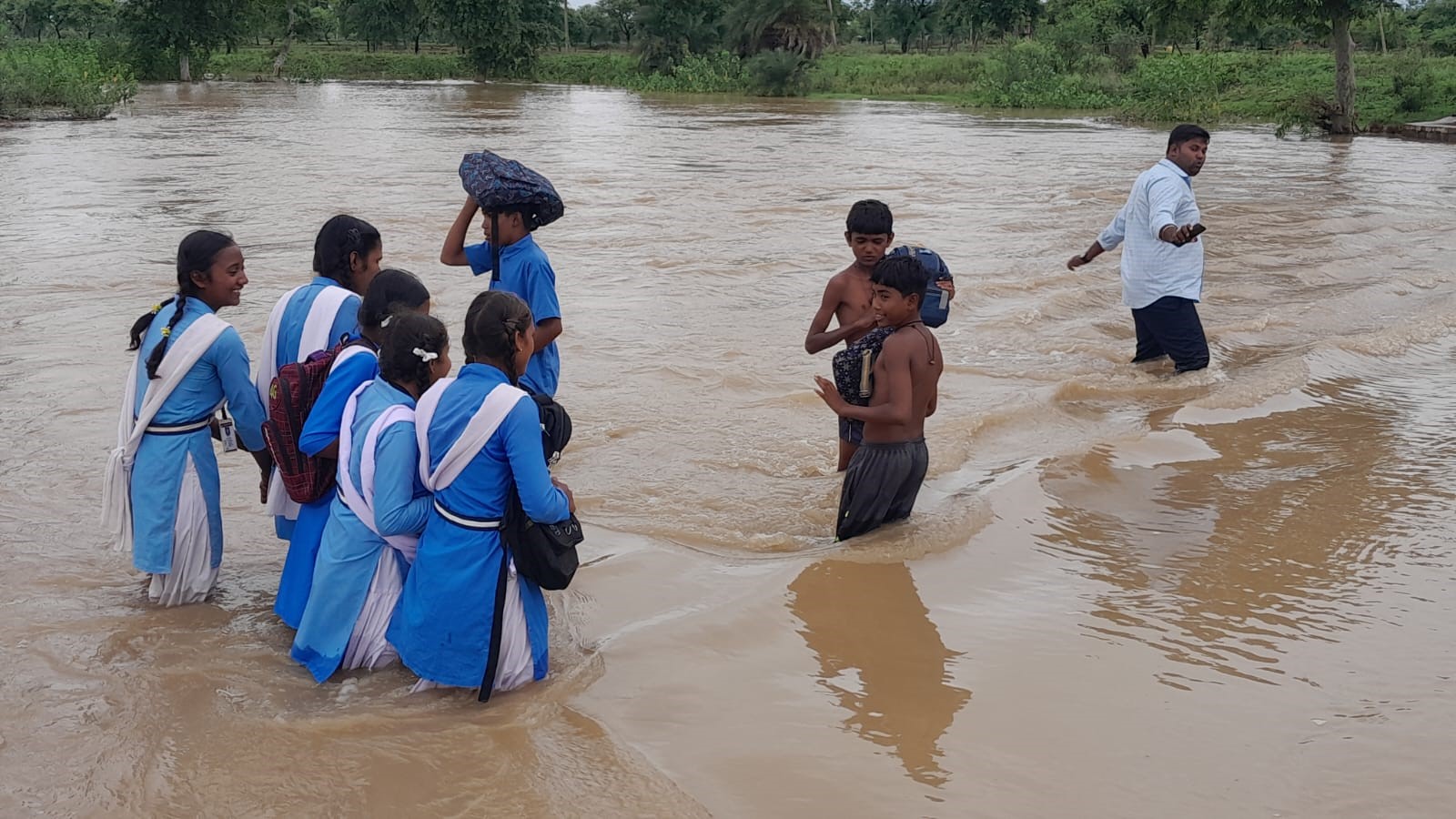 दुर्ग जिले में लगातार हो रही बारिश के कारण शिवनाथ नदी का जलस्तर बढ़ा