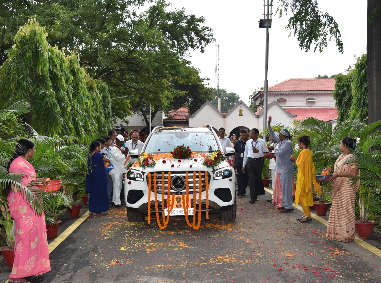 छत्तीसगढ़ के निवर्तमान राज्यपाल विश्वभूषण हरिचंदन को आज राजभवन में भावभीनी विदाई दी गई