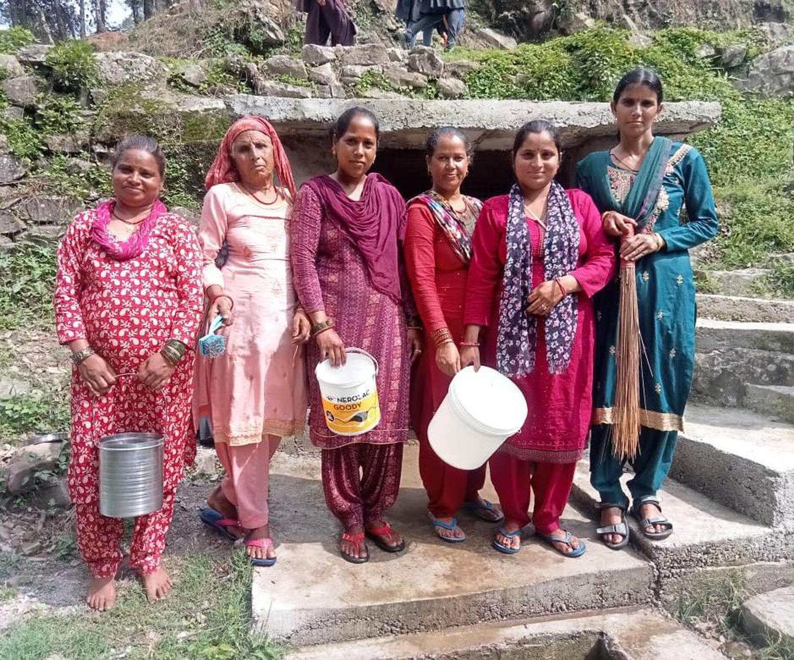 जोगिन्दर नगर उपमंडल में जल जनित रोगों से बचाव एवं जागरूकता को लेकर ग्रामीण स्तर पर विशेष सफाई अभियान चलाया जा रहा है