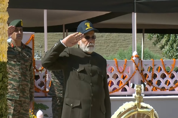প্রধানমন্ত্রী নরেন্দ্র মোদী আজ ২৫তম কার্গিল বিজয় দিবস উপলক্ষে কার্গিল যুদ্ধ স্মৃতিসৌধে শ্রদ্ধা জানান