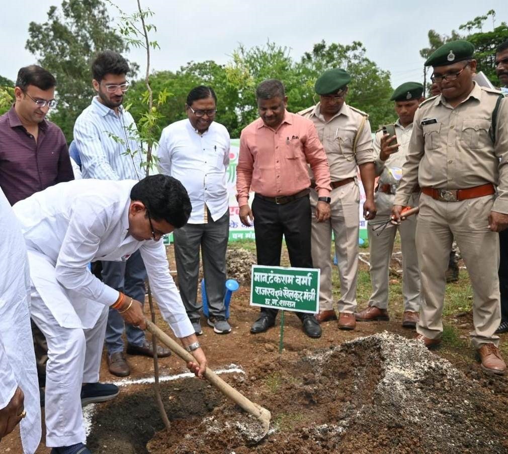 बलौदाबाजार के जिला कार्यालय परिसर में नीम का पेड़ लगाकर ‘‘एक पेड़ अपनी मां के नाम’’ अभियान की शुरूआत