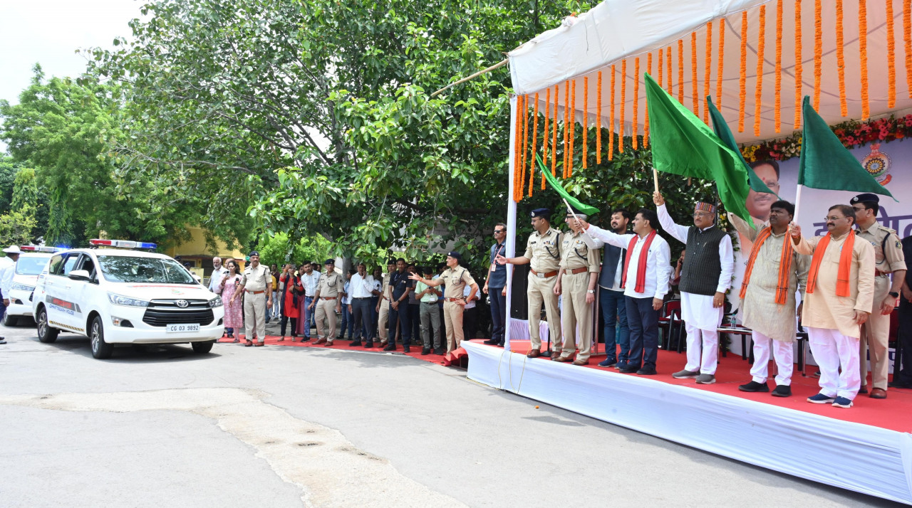 मुख्यमंत्री विष्णु देव साय ने पन्द्रह नए इंटरसेप्टर वाहनों को हरी झंडी दिखाकर रवाना किया