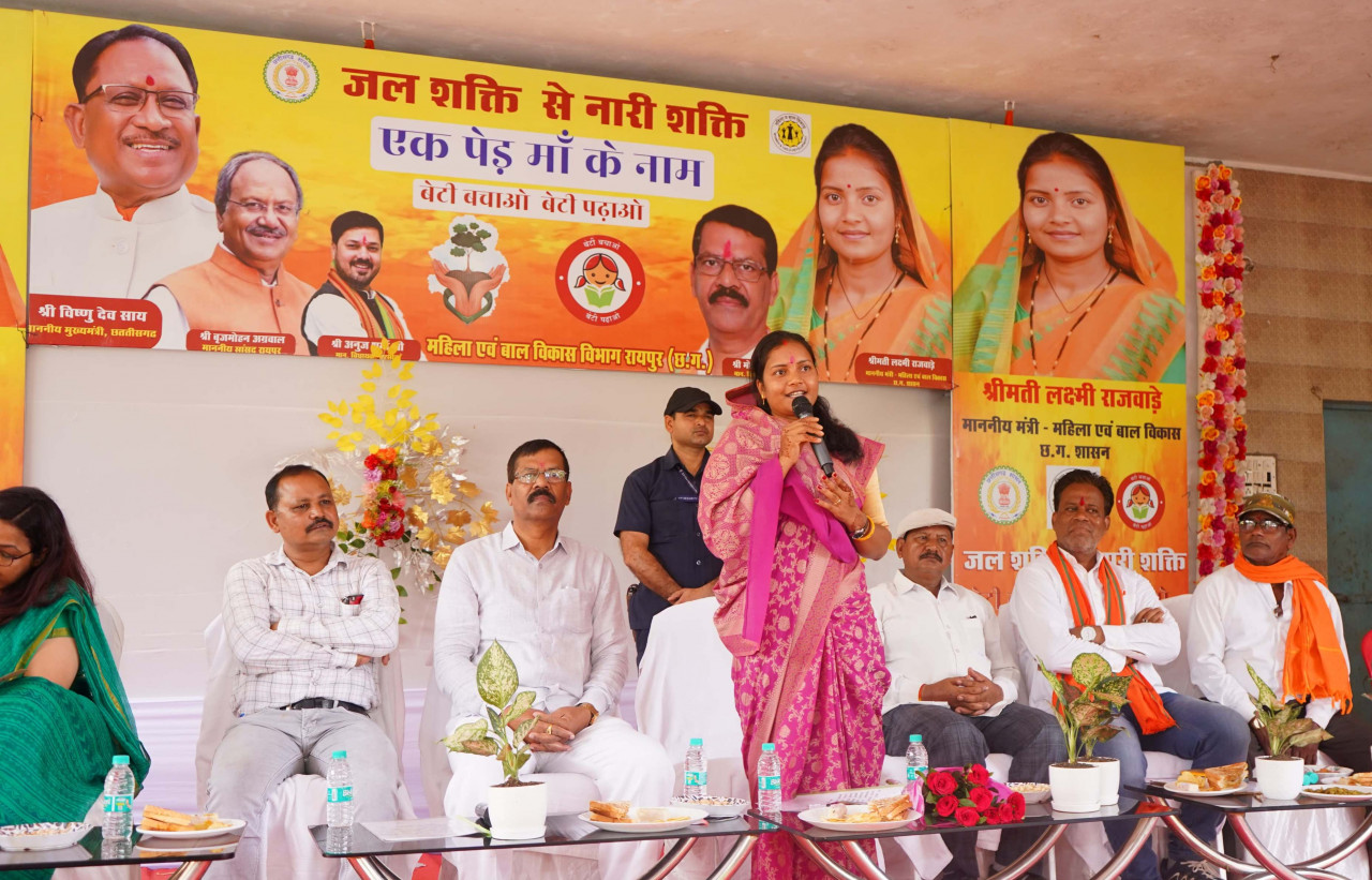महिला बाल विकास मंत्री लक्ष्मी राजवाड़े ने रायपुर में ‘‘जल शक्ति से नारी शक्ति‘‘ और ‘एक पेड़ मां के नाम’ महावृक्षारोपण अभियान का शुभारंभ किया
