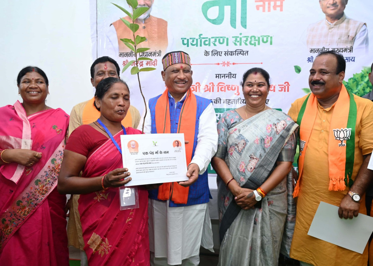 मुख्यमंत्री विष्णुदेव साय ने ‘‘एक पेड़ मां के नाम’’ अभियान के तहत जशपुर जिले में पौधरोपण का शुभारंभ किया