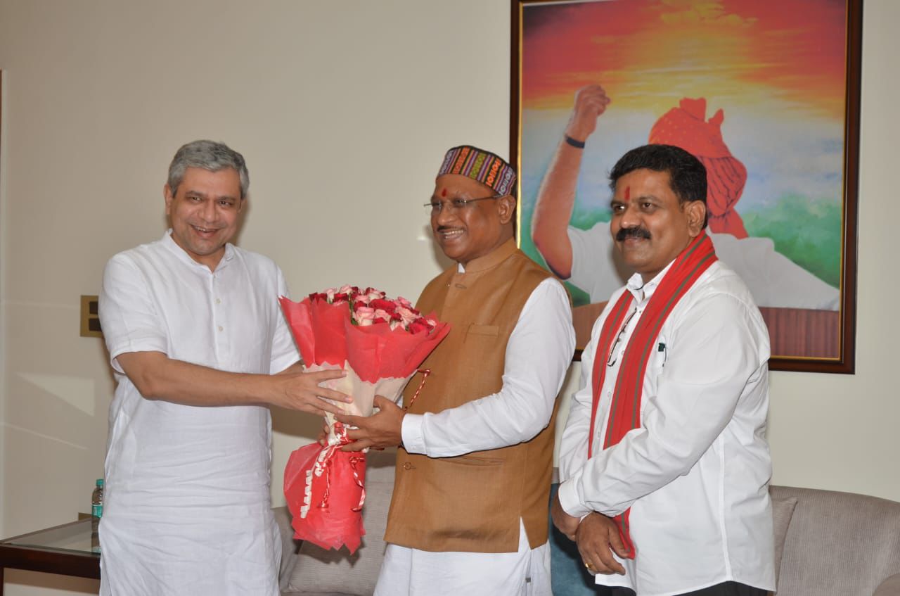 मुख्यमंत्री विष्णुदेव साय ने आज नई दिल्ली स्थित रेल भवन में रेल मंत्री अश्विनी वैष्णव से भेंट की