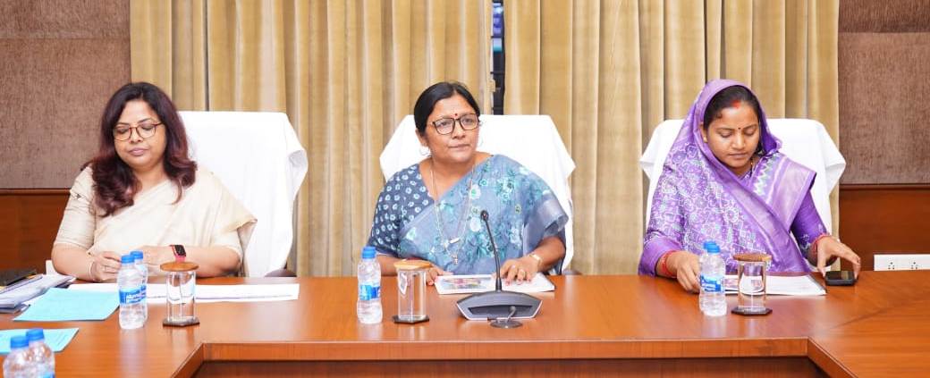 केंद्रीय महिला और बाल विकास राज्यमंत्री सावित्री ठाकुर ने विभिन्न योजनाओं की समीक्षा की