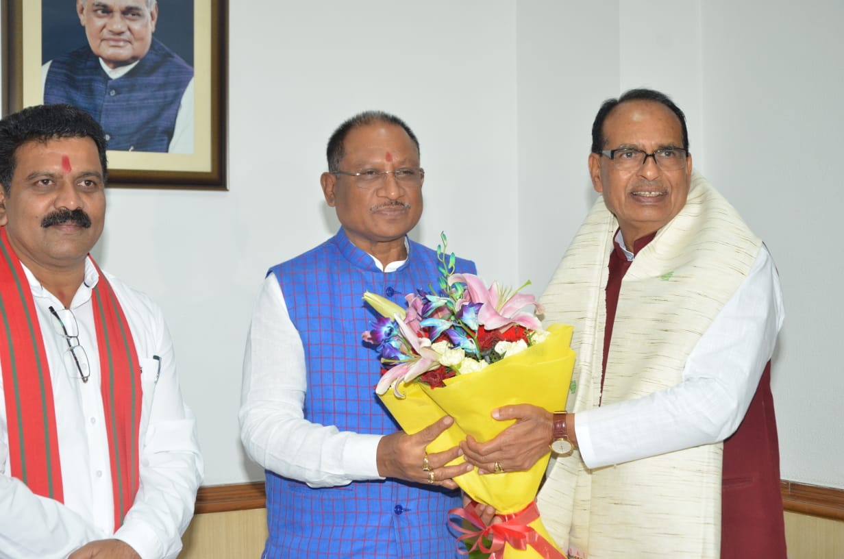 मुख्यमंत्री विष्णुदेव साय ने आज नई दिल्ली में केंद्रीय कृषि और ग्रामीण विकास मंत्री शिवराज सिंह चौहान से मुलाकात की