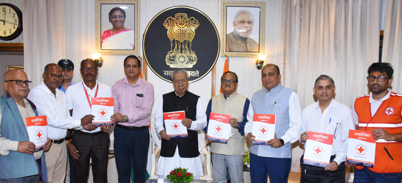 राज्यपाल विश्वभूषण हरिचंदन ने आज राजभवन में रेडक्रॉस समिति की छत्तीसगढ़ इकाई द्वारा प्रकाशित वर्ष दो हजार तेईस-चौबीस की स्मारिका का विमोचन किया
