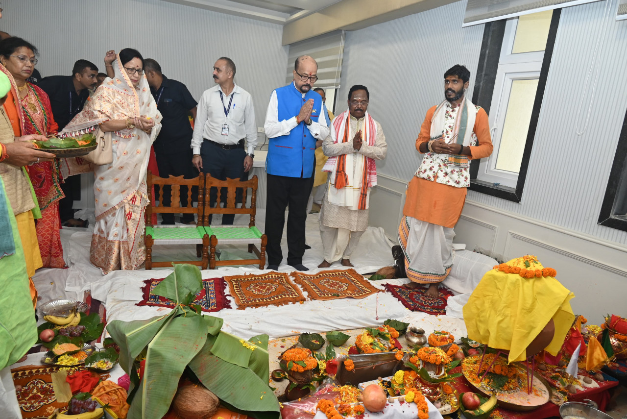 रायपुर स्थित राजभवन में आयोजित शपथ ग्रहण समारोह के बाद राज्यपाल रमेन डेका आज नई दिल्ली के लिए रवाना