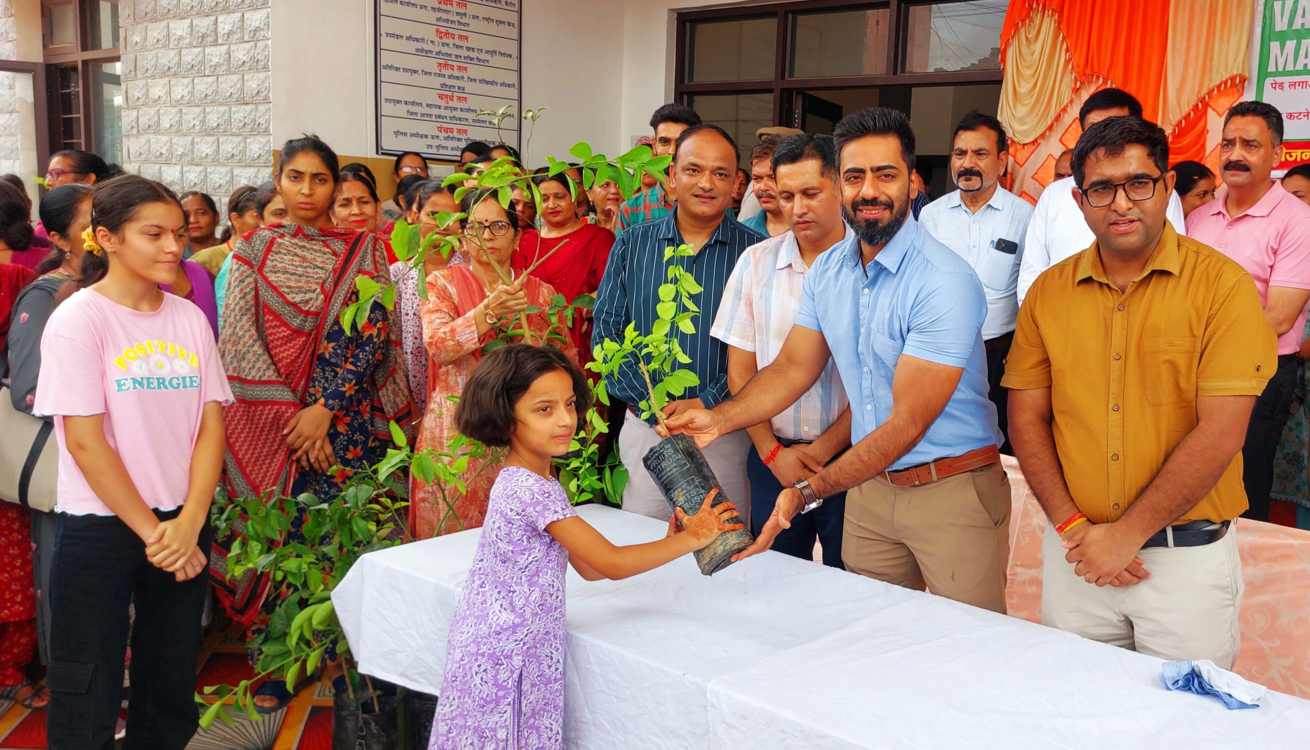 ऊना जिला प्रशासन ने पर्यावरण संरक्षण को लेकर एक प्रेरणात्मक पहल करते हुए सोमवार को लोगों के लिए निशुल्क पौधा वितरण कार्यक्रम का आयोजन किया