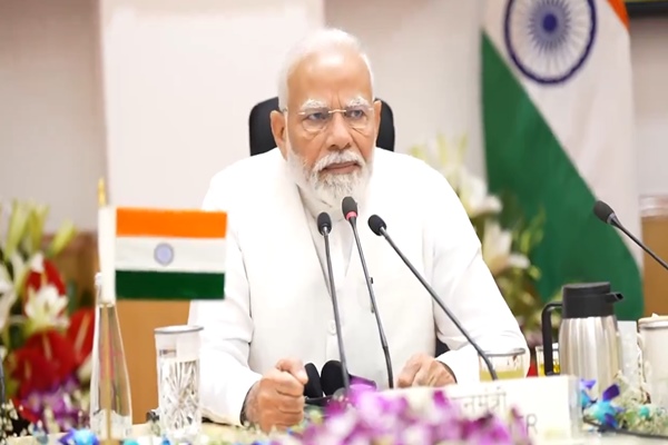 प्रधानमंत्री नरेंद्र मोदी यांनी अर्थतज्ञांशी साधला संवाद