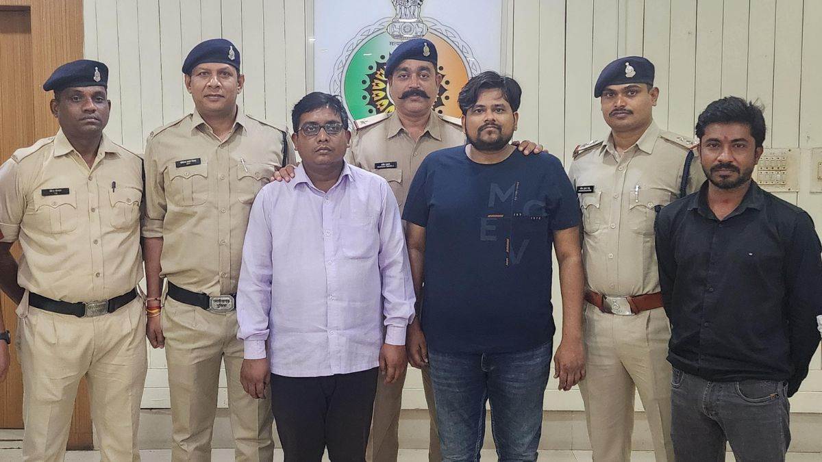 शेयर ट्रेडिंग के नाम पर ठगी करने वाले दो आरोपियों को रायपुर की  साइबर थाना पुलिस ने गिरफ्तार किया
