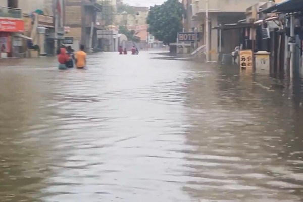 بھارت کے محکمہہ ٔموسمیات نے گجرات، گوا اور مہاراشٹر میں اگلے دو دن تک موسلادھار بارش کی پیشگوئی کی ہے۔