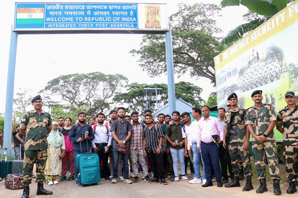 हिंसा और विरोध प्रदर्शन के बीच बांग्लादेश में पढ़ रहे भारतीय विद्यार्थी वापस स्वदेश लौटे