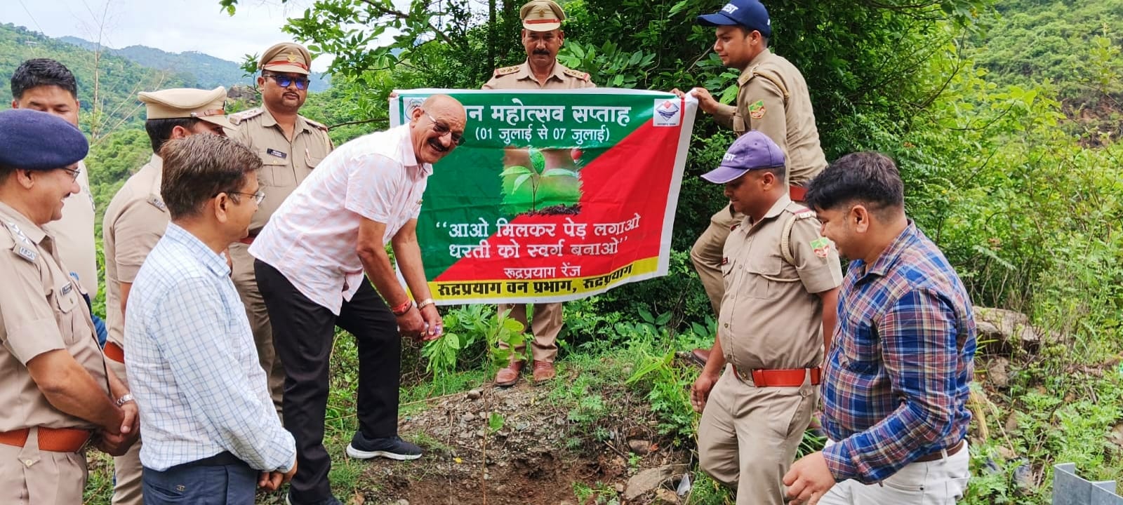 वन मंत्री सुबोध उनियाल ने रुद्रप्रयाग जिले में एक पेड़ मां के नाम अभियान की शुरुआत की