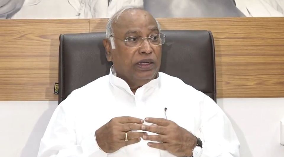 केंद्रीय बजट में विपक्ष शासित राज्यों को धन आवंटन में कथित भेदभाव को लेकर इंडिया गठबंधन के सांसदों ने आज संसद के बाहर विरोध प्रदर्शन किया