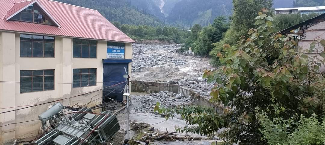मनाली में सोलंगनाला के निकट बादल फटने की वजह से ब्यास नदी का जल स्तर बढ़ा