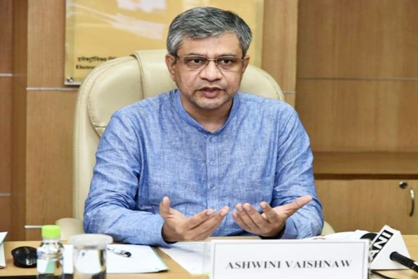 रेल मंत्री अश्विनी वैष्णव ने कहा – पिछले दस वर्षों के दौरान देश में ट्रेन दुर्घटनाओं की संख्या में काफी गिरावट आई