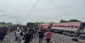 गोंडा-गोरखपुर मार्ग पर मनकापुर सैक्‍शन के झिलाही हाल्‍ट के पास चंडीगढ-डिब्रूगढ एक्‍सप्रेस पटरी से उतरी
