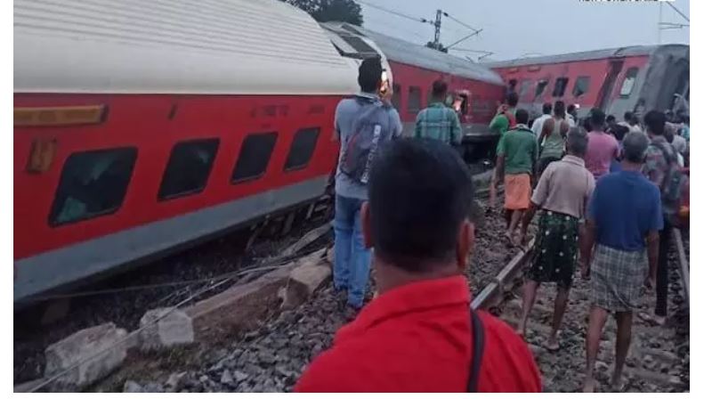 झारखंड में आज सुबह हावड़ा-मुंबई मेल दुर्घटनाग्रस्त हो गई
