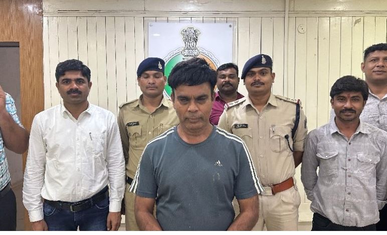 रायपुर पुलिस ने मेडिकल रिप्रजेंटेटिव फ्रेन्चायजी खुलवाने का झांसा देकर लाखों रुपये की ठगी करने वाले दो अंतर्राज्यीय आरोपियों को दिल्ली से गिरफ्तार किया है