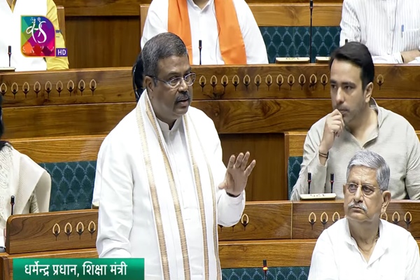 नीट युजी परीक्षेची प्रश्नपत्रिका फुटण्याचा प्रकार केवळ पाटणा इथं झाल्याचं केंद्रीय शिक्षण मंत्र्यांचं प्रतिपादन