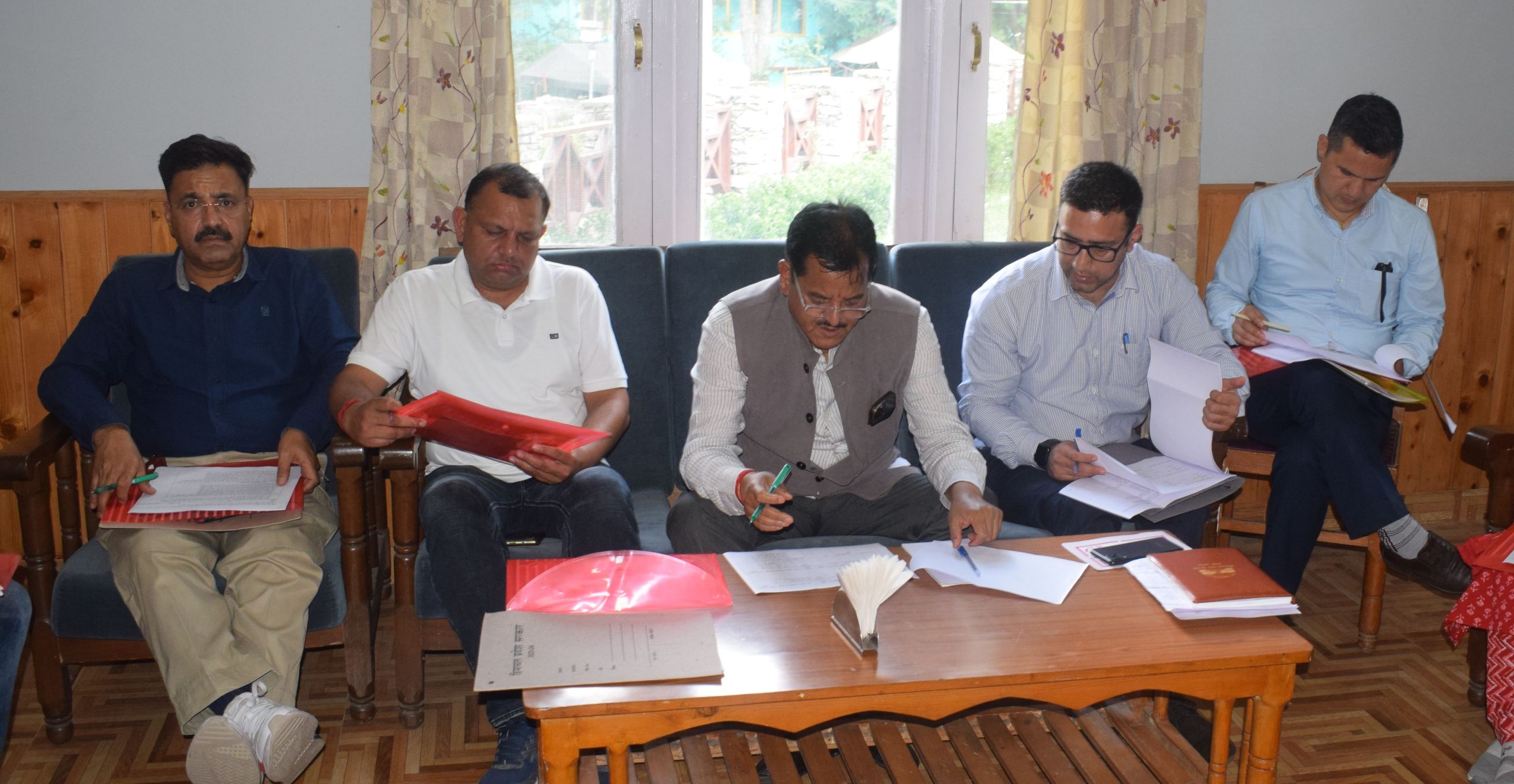 मणिकरण की बैठक मुख्य संसदीय सचिव सुंदर सिंह ठाकुर की अध्यक्षता में वन विश्राम गृह कसोल में संपन्न हुई