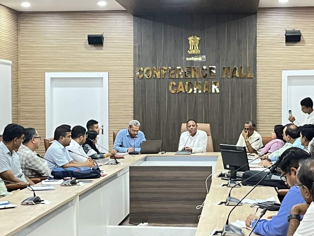 কাছাৰ জিলা উপায়ুক্তৰ কাৰ্যালয়ত সাংসদ পৰিমল শুক্লবৈদ্যৰ কেন্দ্ৰীয় চৰকাৰৰ বিভিন্ন বিভাগৰ প্ৰতিনিধিৰ সৈতে বৈঠক