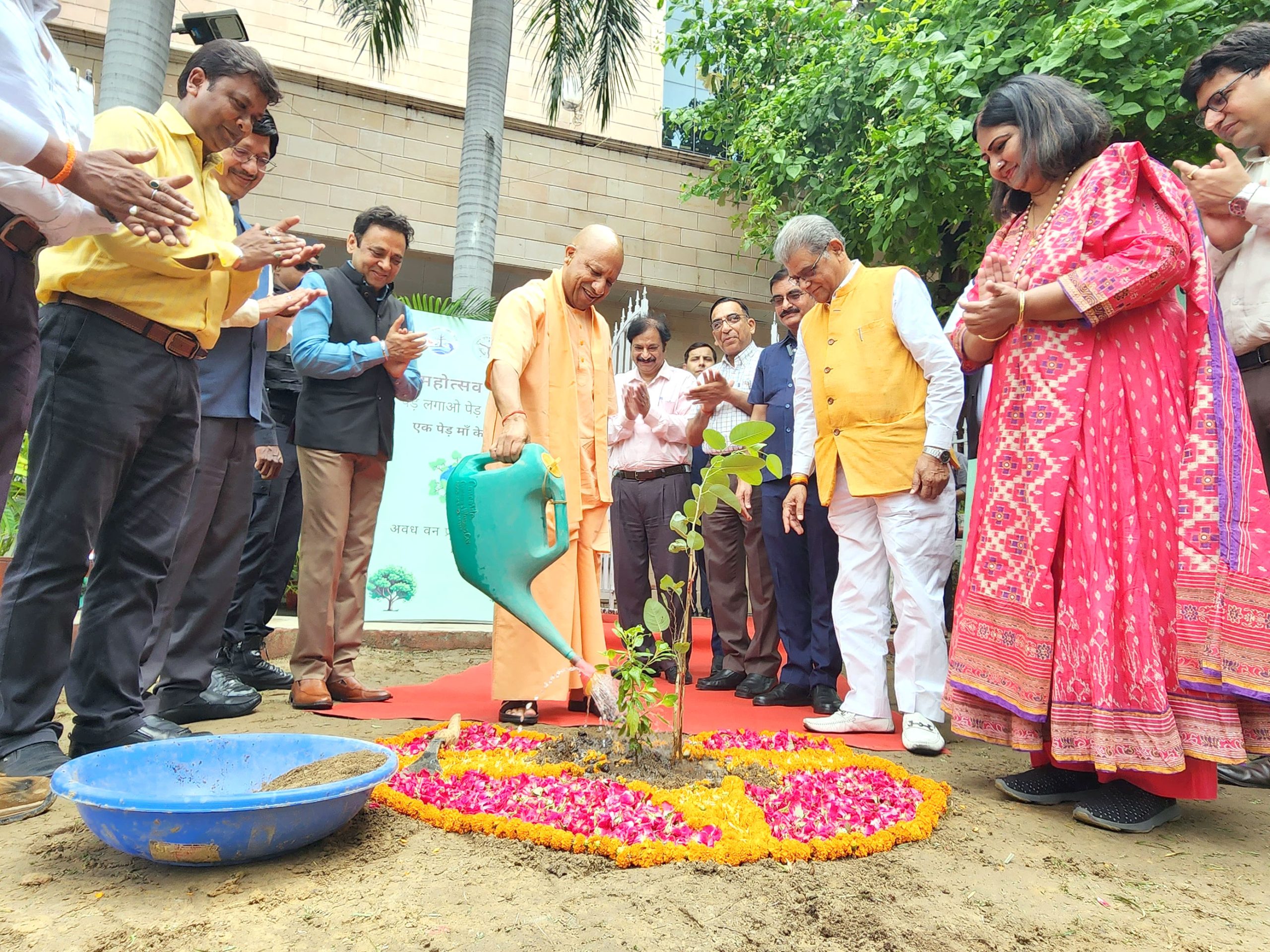 मुख्यमंत्री योगी आदित्यनाथ ने ‘एक पेड़ मां के नाम’ अभियान के तहत किया पौधरोपण