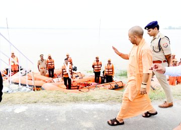 मुख्यमंत्री योगी आदित्यनाथ ने श्रावस्ती और बलरामपुर में बाढ़ प्रभावित क्षेत्रों का हवाई सर्वेक्षण किया