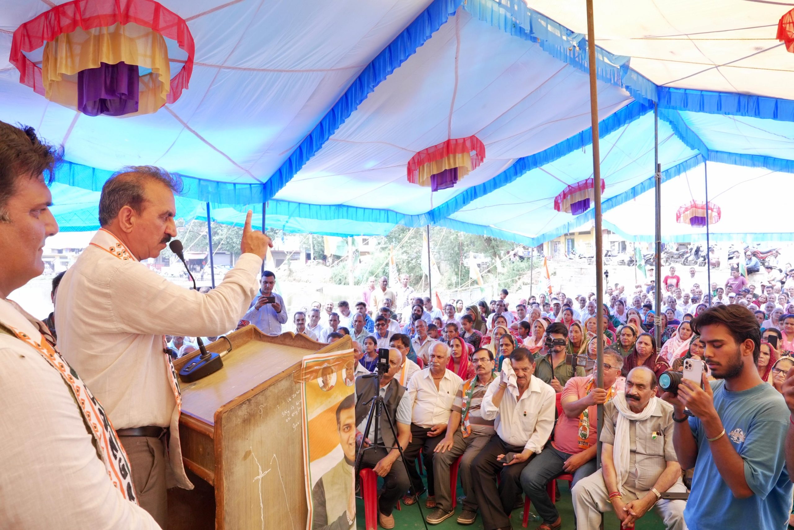 ठेकेदार आशीष जनसेवक नहीं, 14 महीने में 135 करोड़ रुपये के ठेके लिये : मुख्यमंत्री