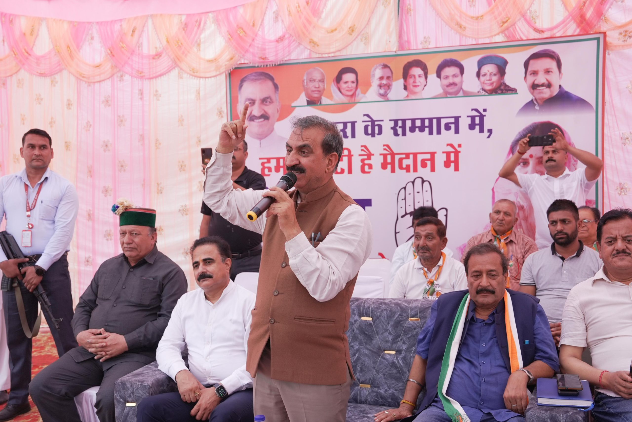 मुख्यमंत्री ठाकुर सुखविंदर सिंह सुक्खू ने पार्टी की प्रत्याशी और अपनी धर्मपत्नी कमलेश ठाकुर के लिए देहरा में किया प्रचार