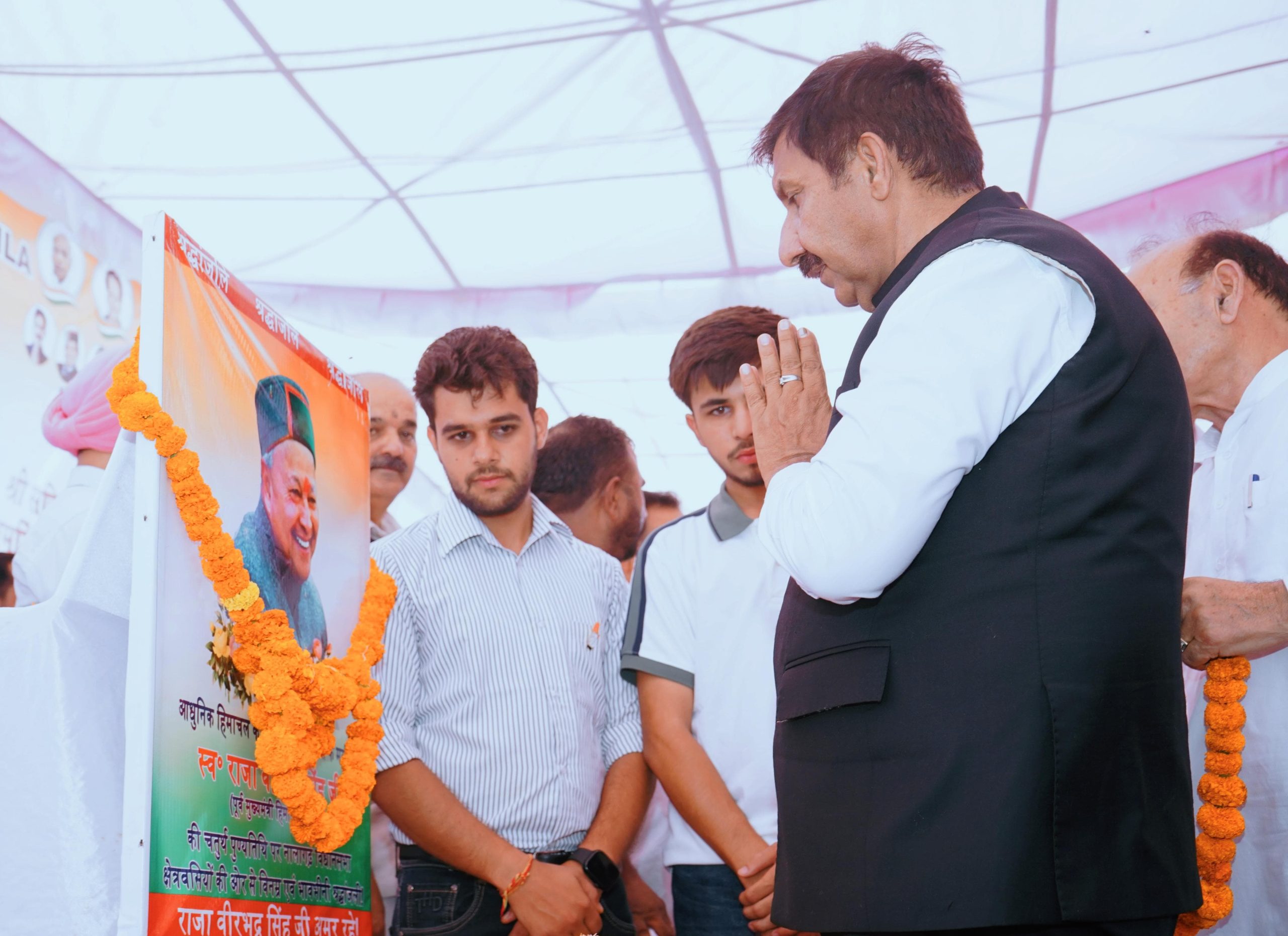 मुकेश अग्निहोत्री ने पूर्व मुख्यमंत्री स्वर्गीय वीरभद्र सिंह की पुण्यतिथि पर उन्हें श्रद्धा सुमन भेंट किए