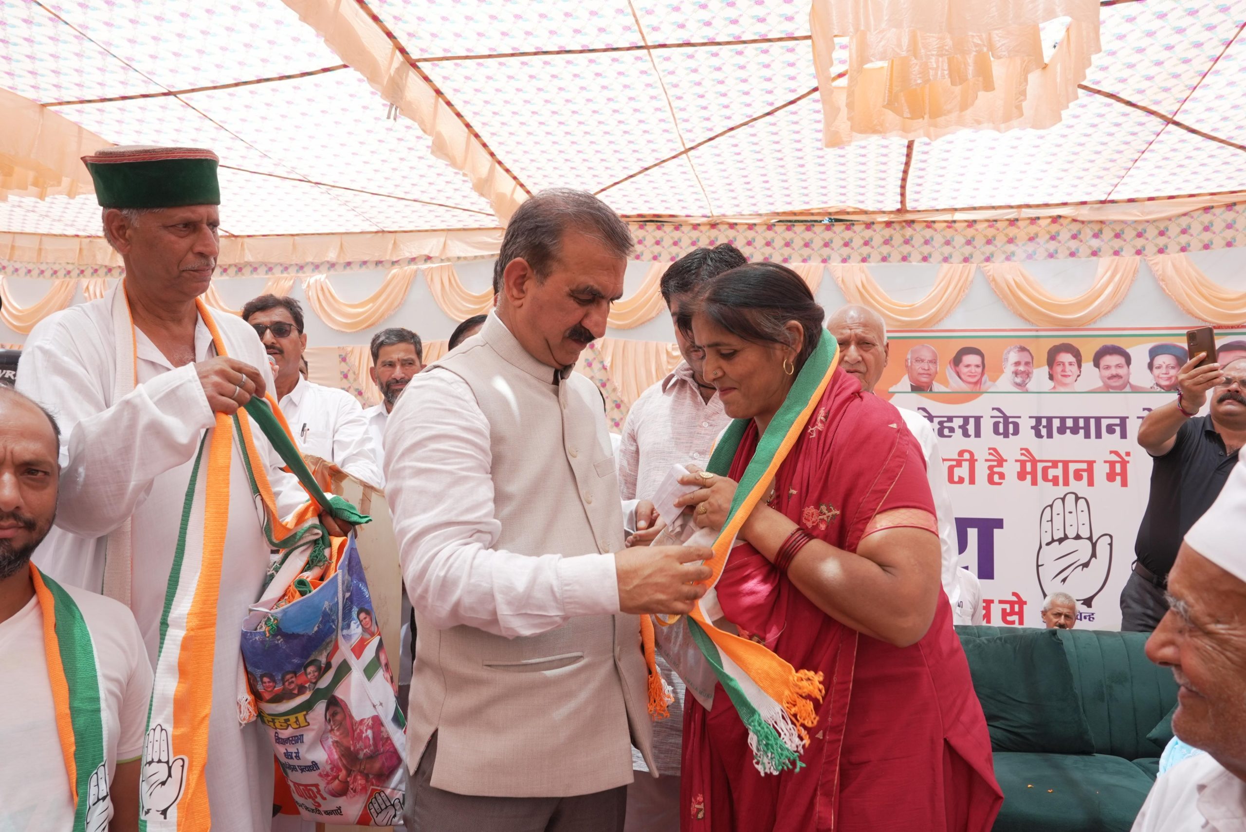 चुनाव प्रचार के आख़िरी दिन कांग्रेस पार्टी ने विशाल जनसभाओं का आयोजन किया