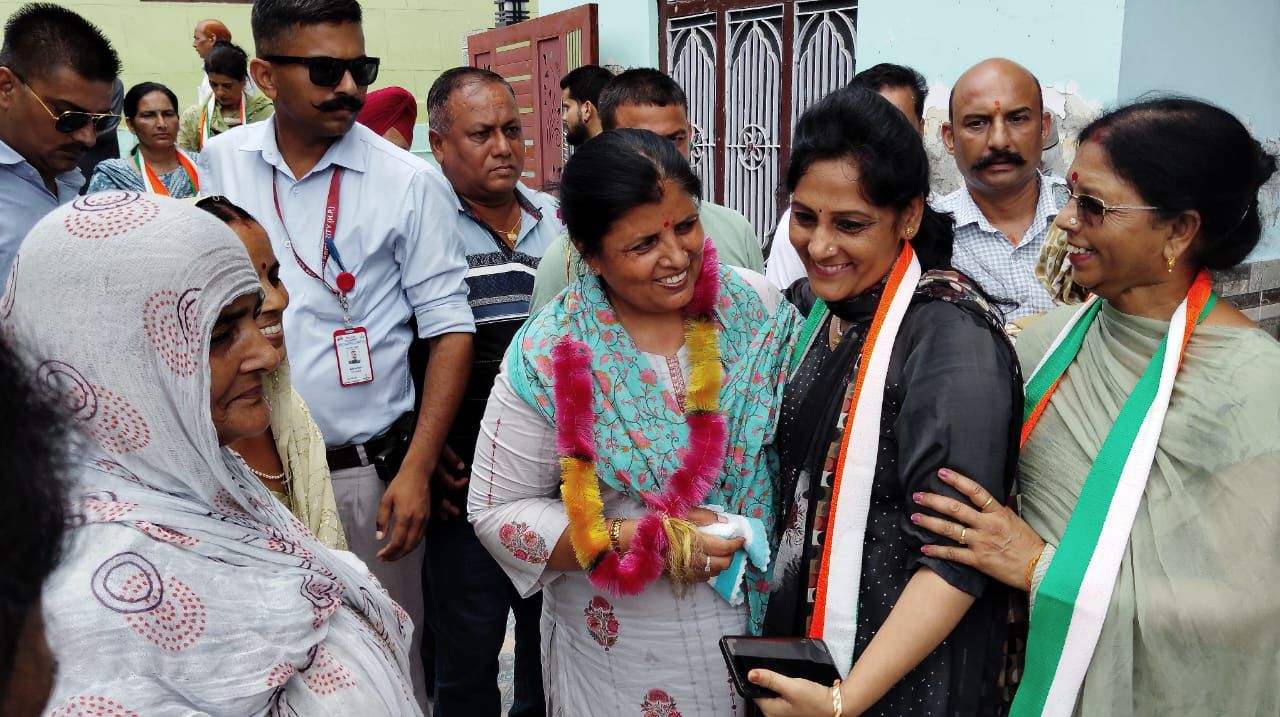 कांग्रेस उम्मीदवार कमलेश ठाकुर ने चुनाव प्रचार के अंतिम दिन ताबड़तोड़ नुक्कड़ सभाएं की