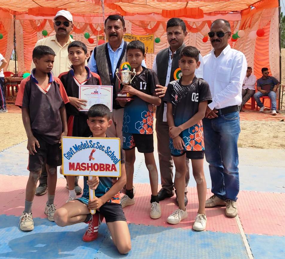 बीते तीन दिनों से राजकीय वरिष्ठ माध्यमिक पाठशाला जनेडघाट में चल रही छात्र वर्ग की अंडर -14 खेलकूद प्रतियोगिता सोमवार  को संपन्न