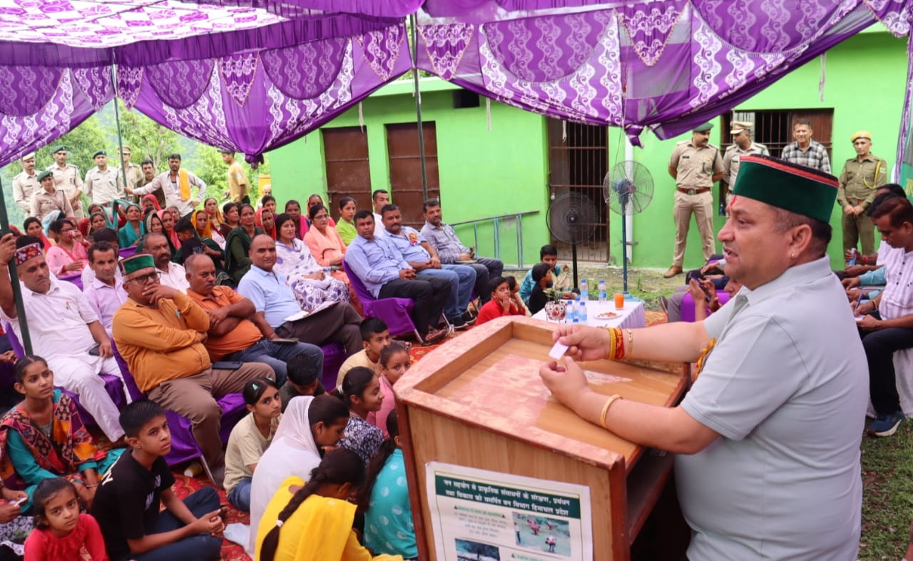 उपाध्यक्ष विधानसभा हिमाचल प्रदेश विनय कुमार ने वन महोत्सव के अवसर पर ग्राम पंचायत खाला क्यार के चुलडिया धार में अर्जुन का वृक्ष रोपित किया