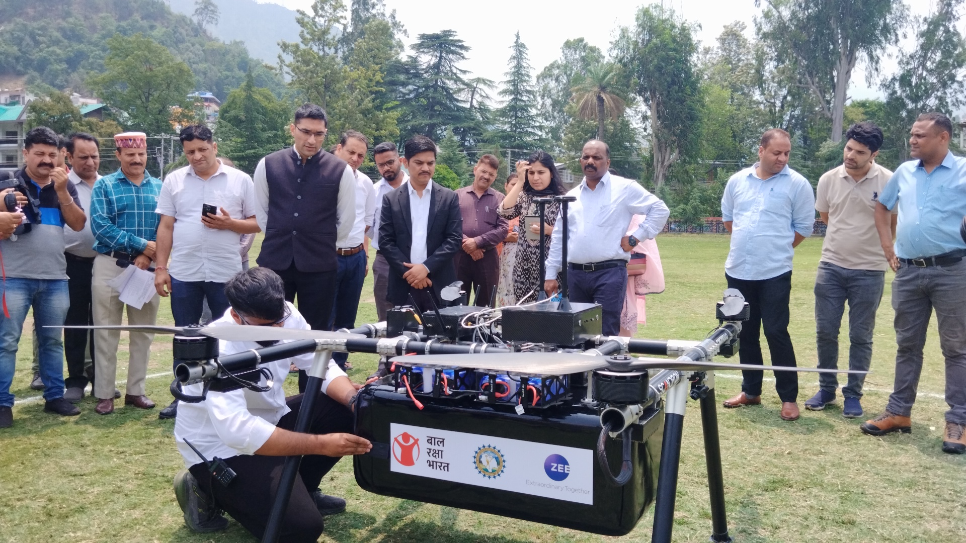 बाल रक्षा भारत ने  जिला प्रशासन को हस्तांतरण किया ड्रोन