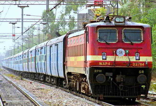 त्‍यौहार के इस मौसम में भारतीय रेलवे विशेष रेलगाडियाँ चला रहा है
