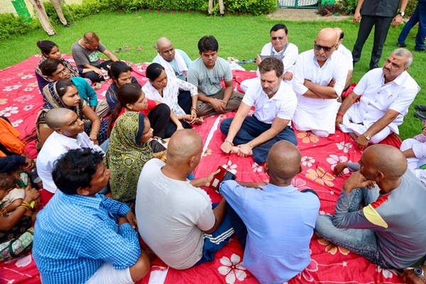 काँग्रेस नेते राहुल गांधी यांनी हातरस चेंगराचेंगरीतील पीडितांच्या कुटुंबीयांच्या घेतली भेट
