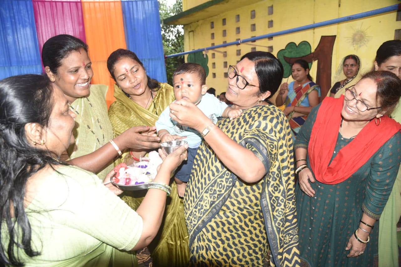 सावित्री ठाकुर ने सरगुजा जिले में आंगनबाड़ी केंद्रों और सखी वन स्टॉप सेंटर का निरीक्षण किया