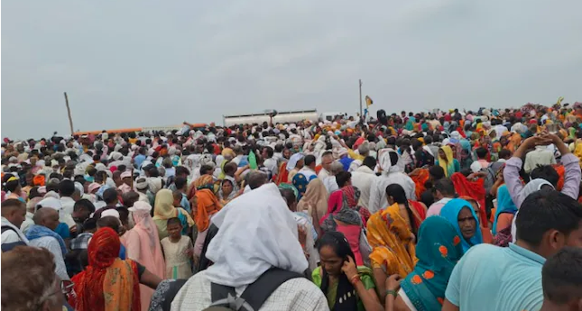 उत्तर प्रदेशातल्या हाथरसमध्ये संत्संगदरम्यान झालेल्या चेंगराचेंगरीत १२१ जणांचा मृत्यू
